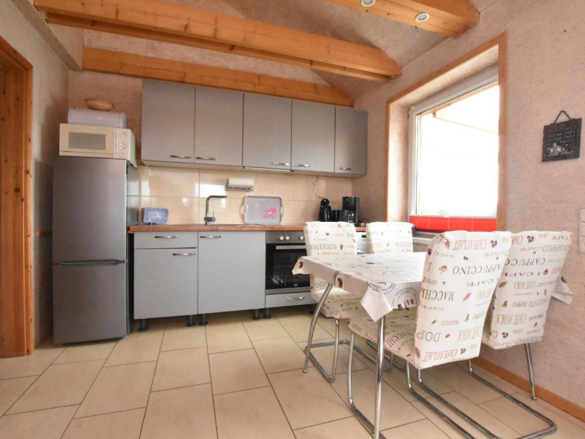 Enchanting Holiday Home By The Lake In Ruehn Ruhn エクステリア 写真