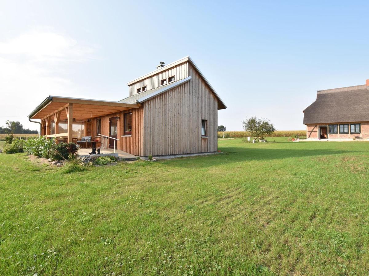 Enchanting Holiday Home By The Lake In Ruehn Ruhn エクステリア 写真