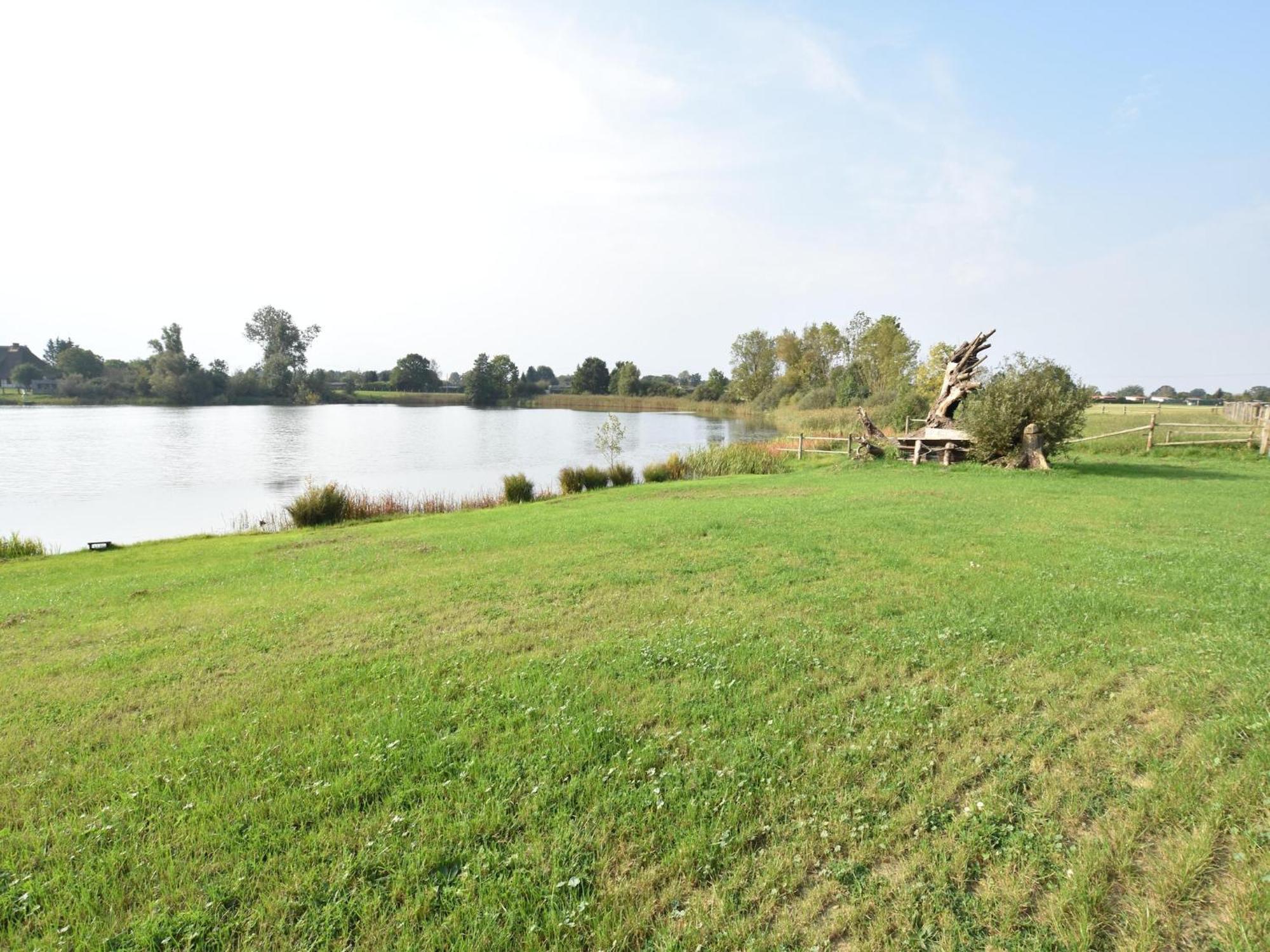 Enchanting Holiday Home By The Lake In Ruehn Ruhn エクステリア 写真